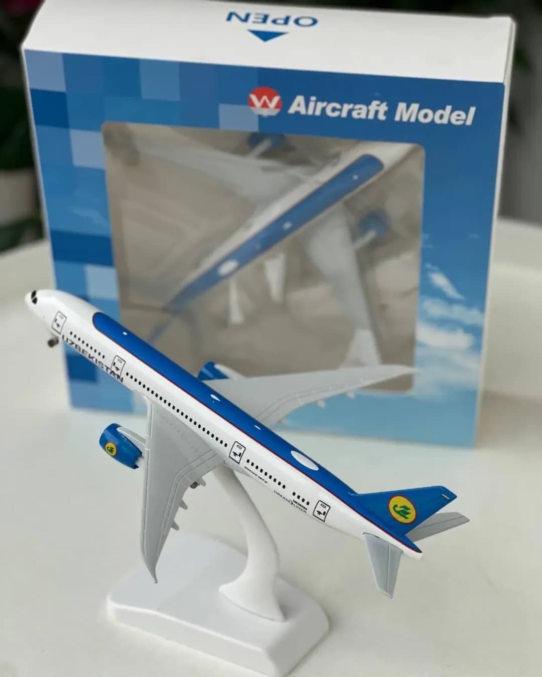 Большая модель самолёта Uzbekistan Airways